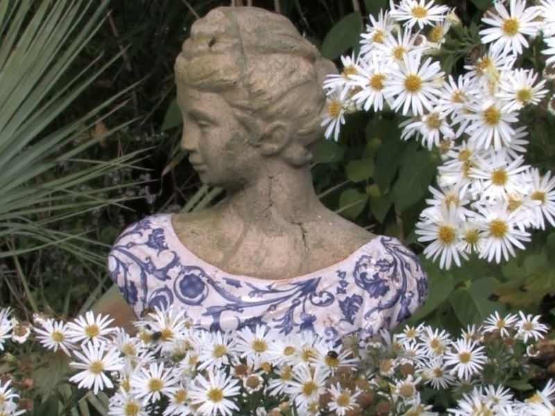 Maison d'hôtes Reviers, statue - ©Gîtes de France Calvados Maison d'hôtes Reviers, statue - ©Gîtes de France Calvados