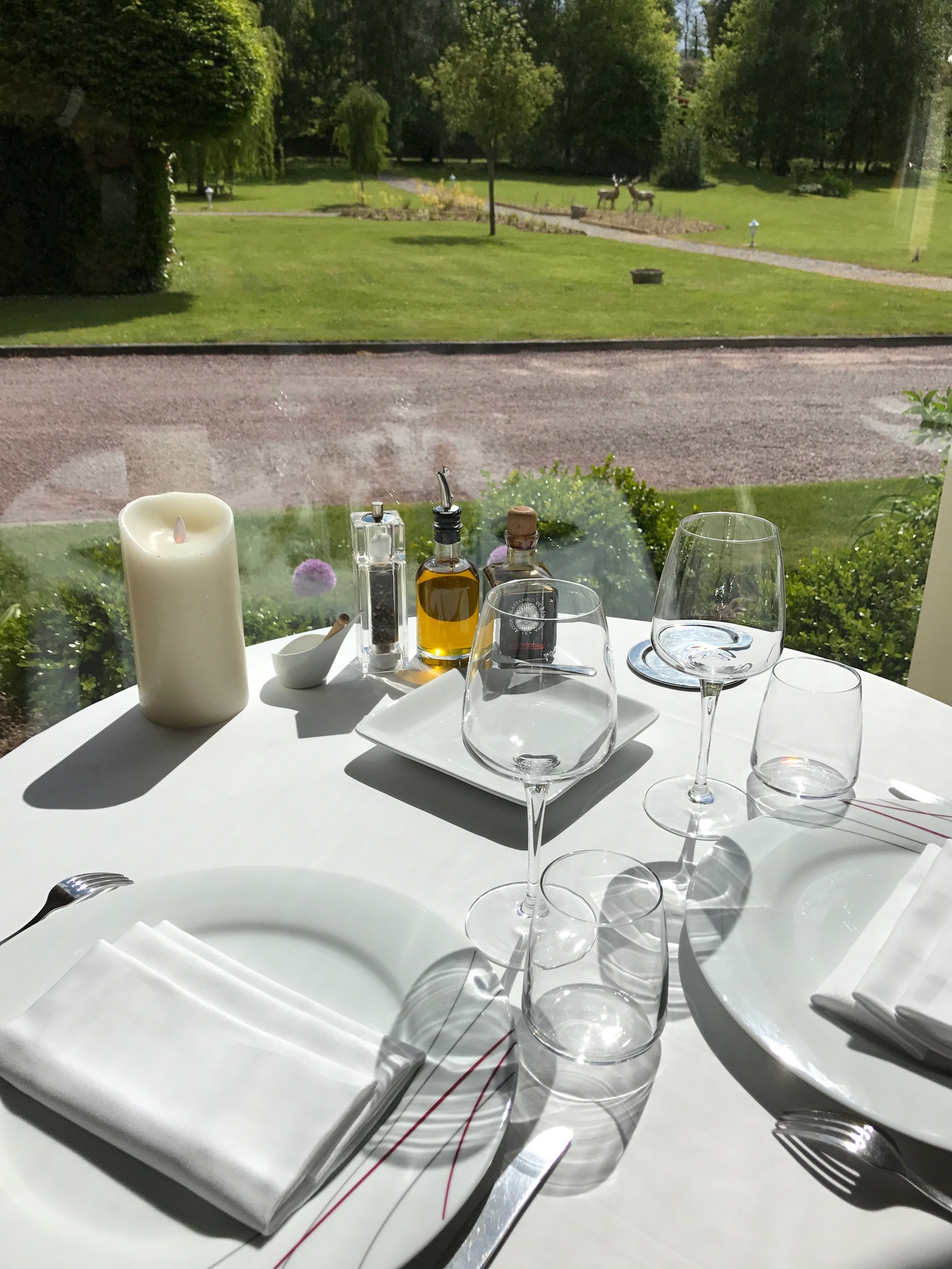 Table Louis XVI - ©Restaurant Manoir de la Poterie Table Louis XVI - ©Restaurant Manoir de la Poterie