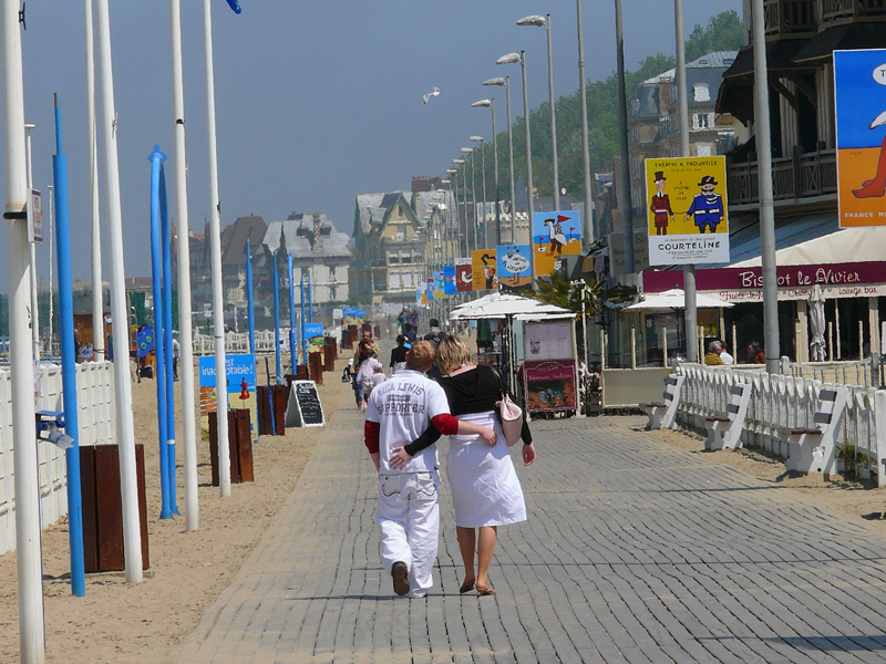 Promenade en bord de mer à Trouville - ©Calvados Tourisme Promenade en bord de mer à Trouville - ©Calvados Tourisme