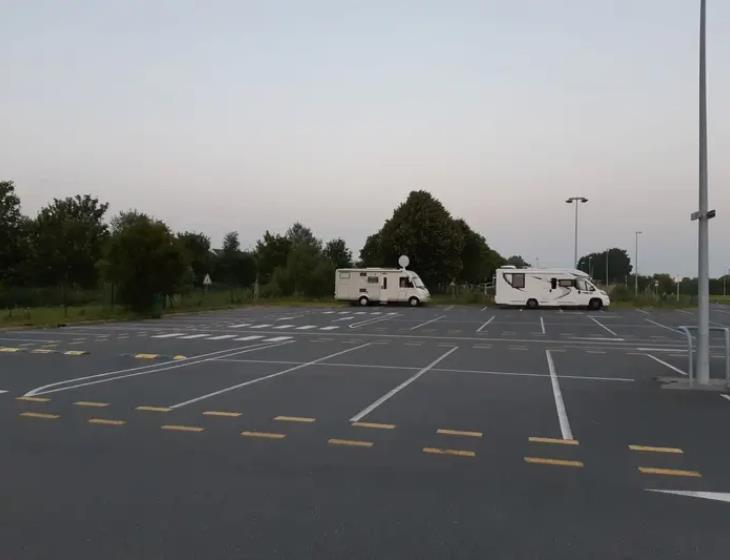 aire camping car Carrefour TIS