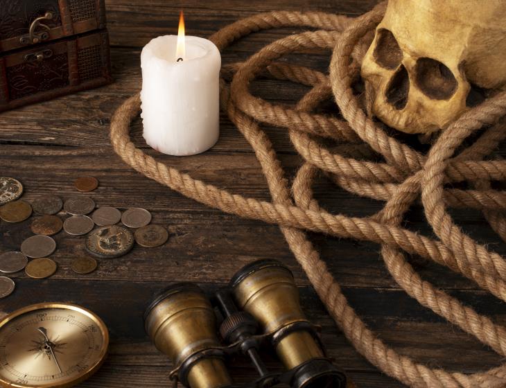 assortiment-d-artefacts-de-pirates-et-de-primes