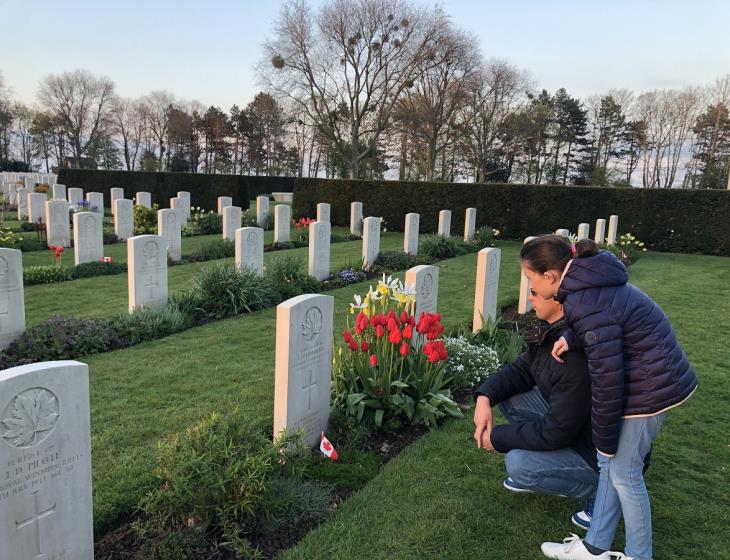 cimetiere-militaire-canadien-reviers-enfant-parent-fleurs-credit-mathilde-lelandais (13)