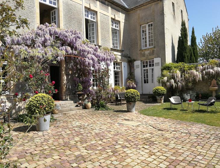 cour d'honneur le clos de la Croix