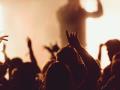 danser-lors-d-un-concert-pendant-que-le-chanteur-se-produit-entoure-de-lumieres