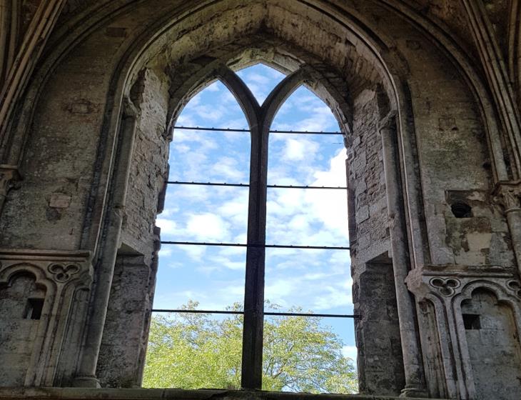 fenêtre abbaye longues sur mer