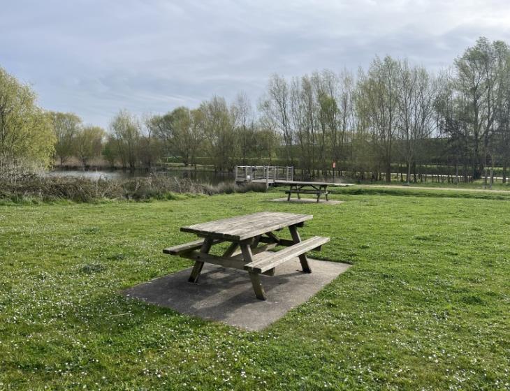 Table de pique-nique du parc de la Morelle