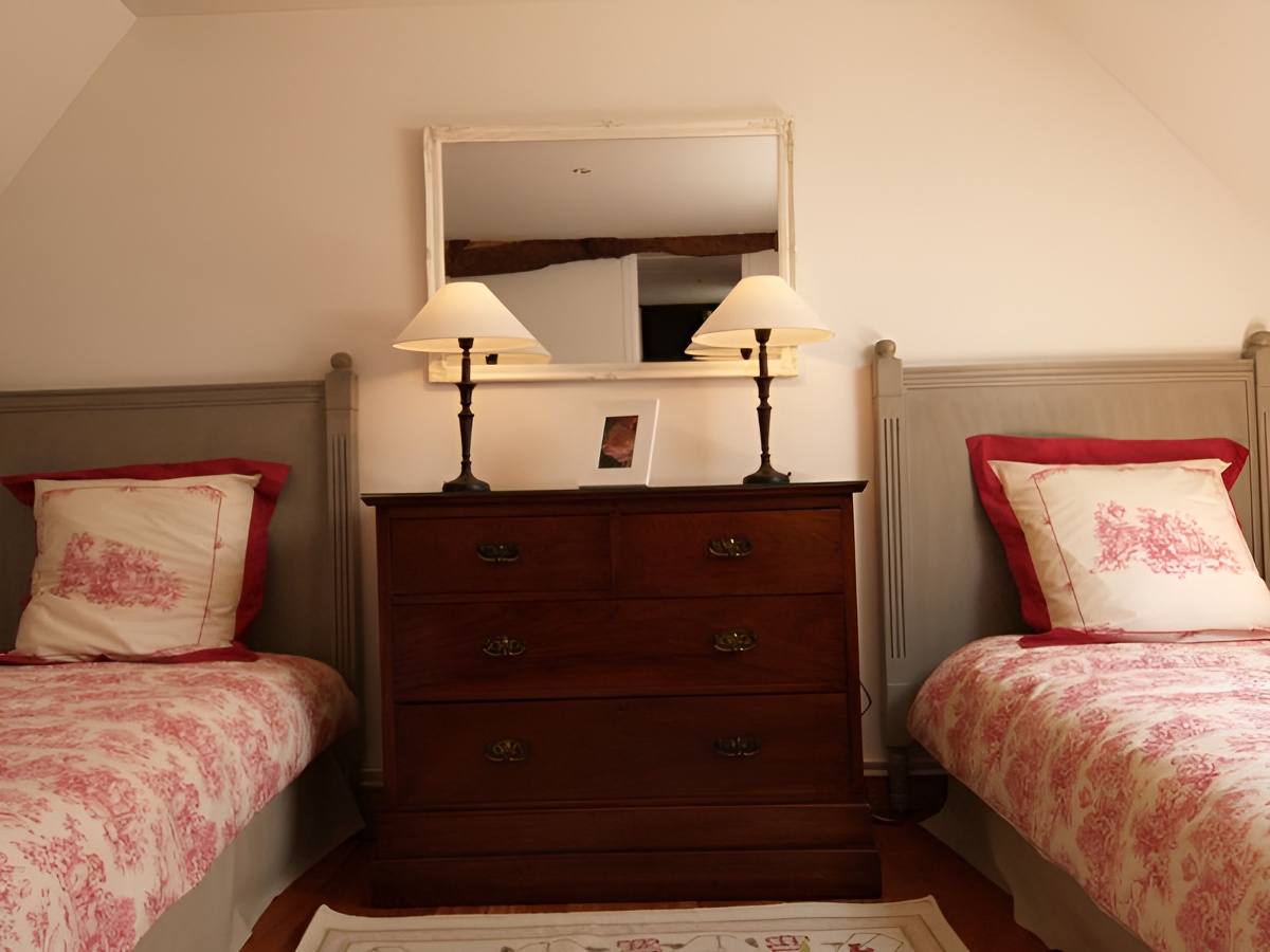 L'Abri Normand à Caen, chambre 2 - ©Mme Bienvenu - Clévacances L'Abri Normand à Caen, chambre 2 - ©Mme Bienvenu - Clévacances