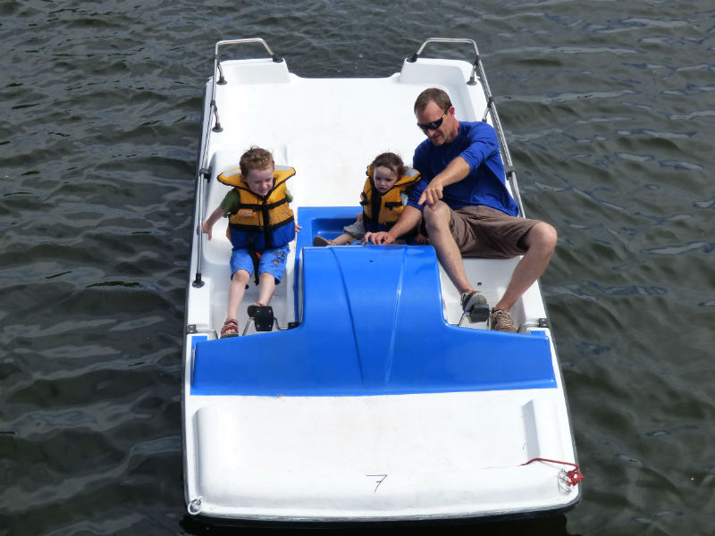 les-pieds-dans-lorne-pedalo-2 les-pieds-dans-lorne-pedalo-2