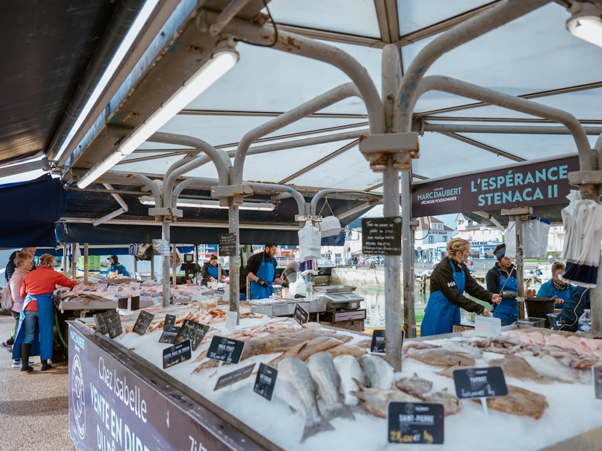 marche-aux-poissons-courseulles-credit-ibrahim-hendy-normandie-tourisme (33)