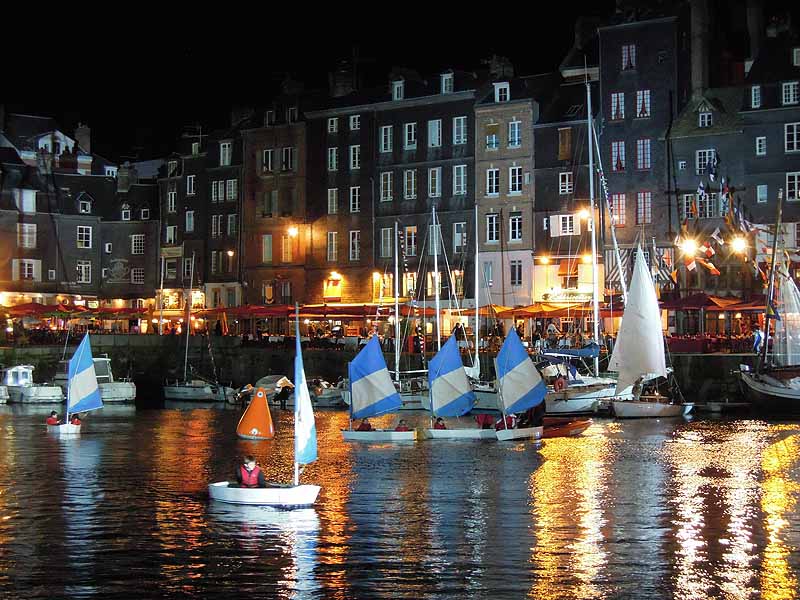 optimist dans les bassins d'Honfleur - ©© CNH optimist dans les bassins d'Honfleur - ©© CNH