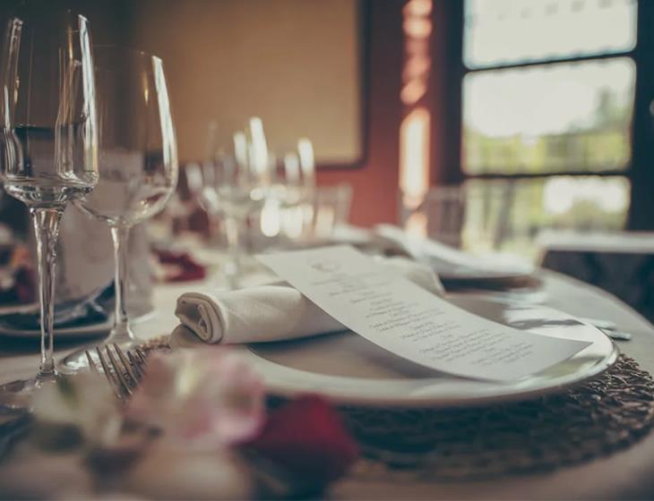table dressee © Libre de dtoits - pexels