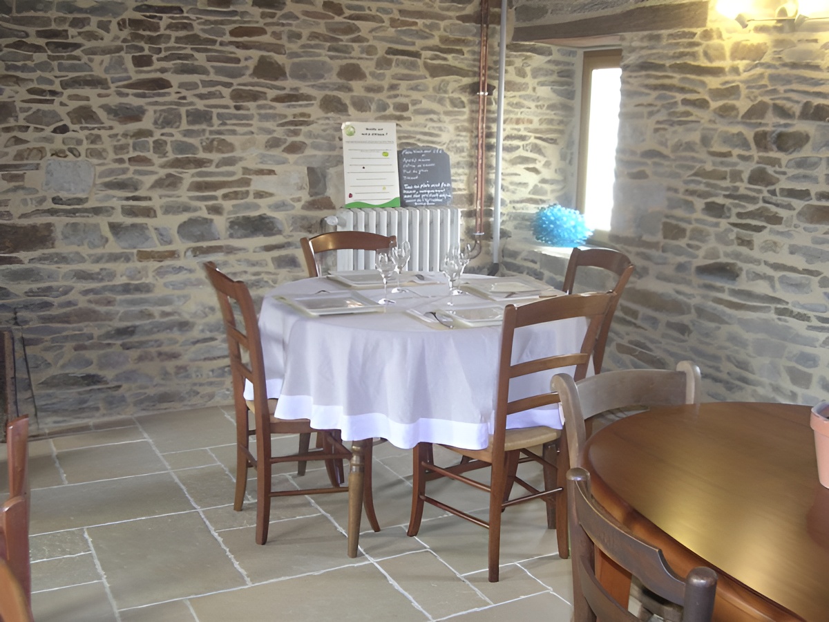table-dressee - ©Auberge Paysanne - Le jardin des Aromates table-dressee - ©Auberge Paysanne - Le jardin des Aromates