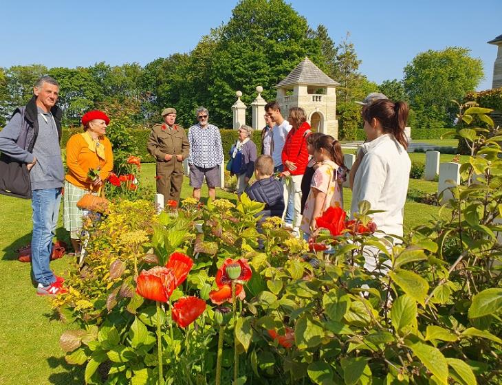 visite-du-cimetiere-militaire-canadien-avec-corine-vervaeke-et-samuel-levasseur-jardinier-juin-2023-credit-CWGC (19)